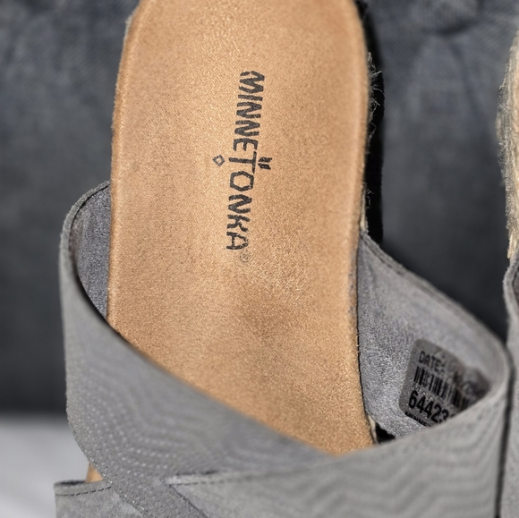 Minnetonka Becka Suede Wedge Platform Toe Loop Sandals Gray Leather Womens Sz 11 - Picture 4 of 8